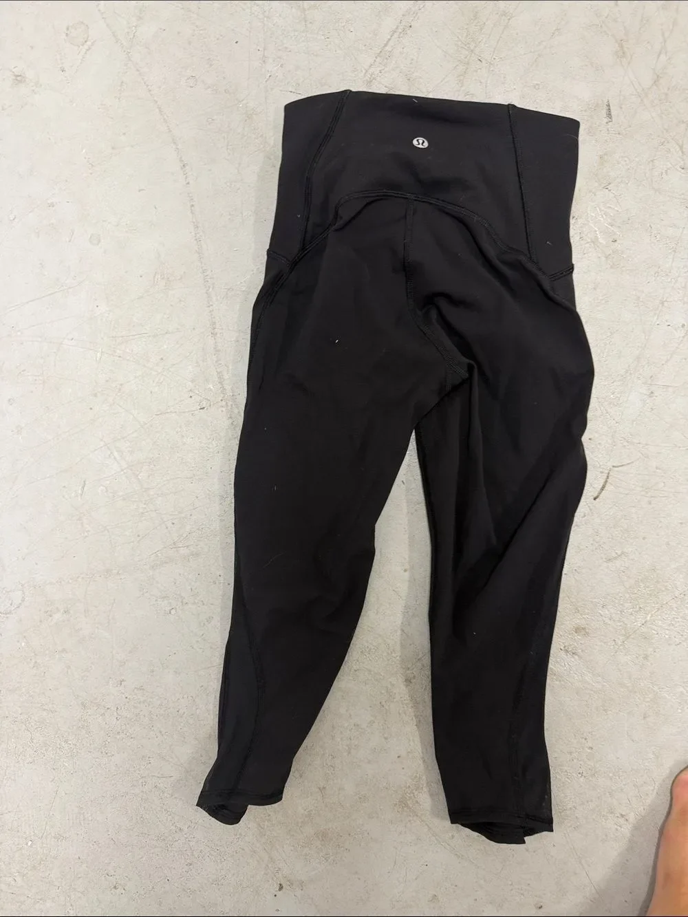 LULULEMON Black Capri Leggings Athletic Wear - Size 2 - LIKE NEW